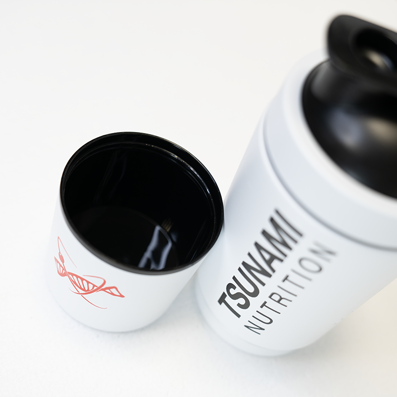 Shaker Metal Bianco con Portapillole (600 ml + 200 ml) - TSUNAMI NUTRITION